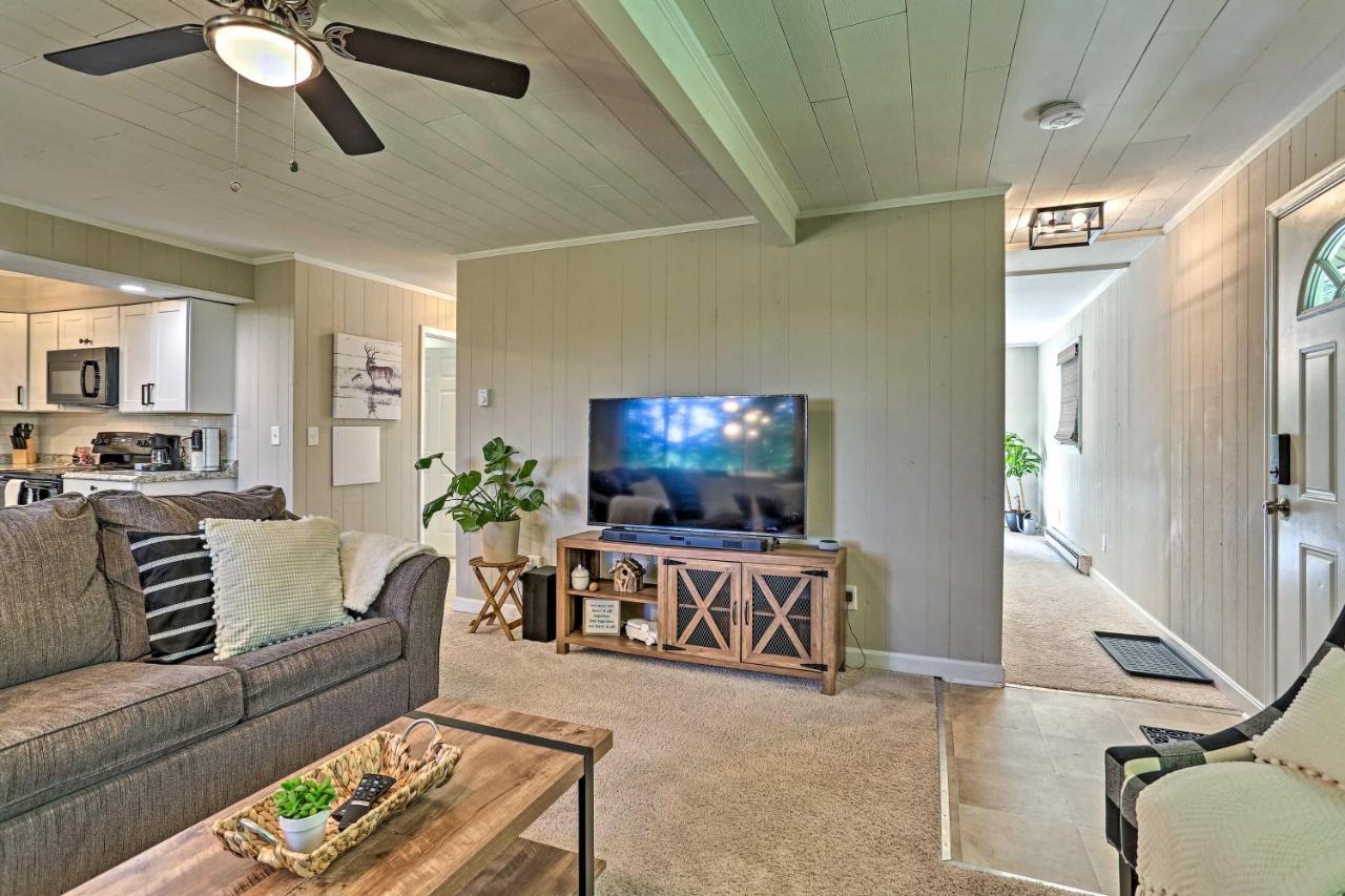 Modern East Stroudsburg Home With Deck And Gas Grill! エクステリア 写真