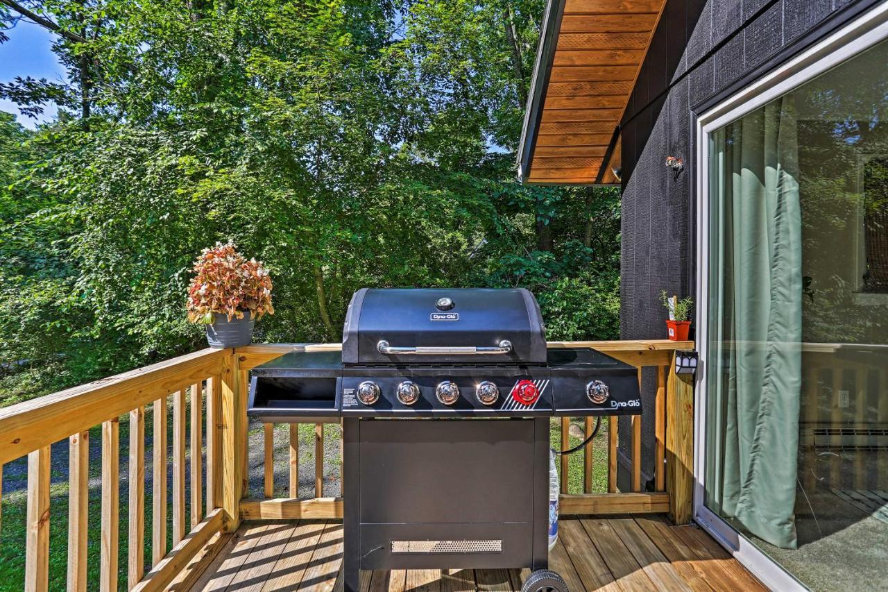 Modern East Stroudsburg Home With Deck And Gas Grill! エクステリア 写真