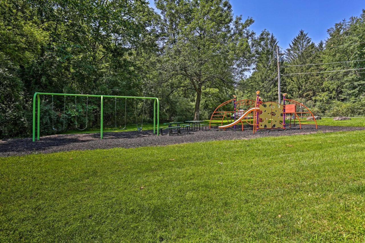Modern East Stroudsburg Home With Deck And Gas Grill! エクステリア 写真
