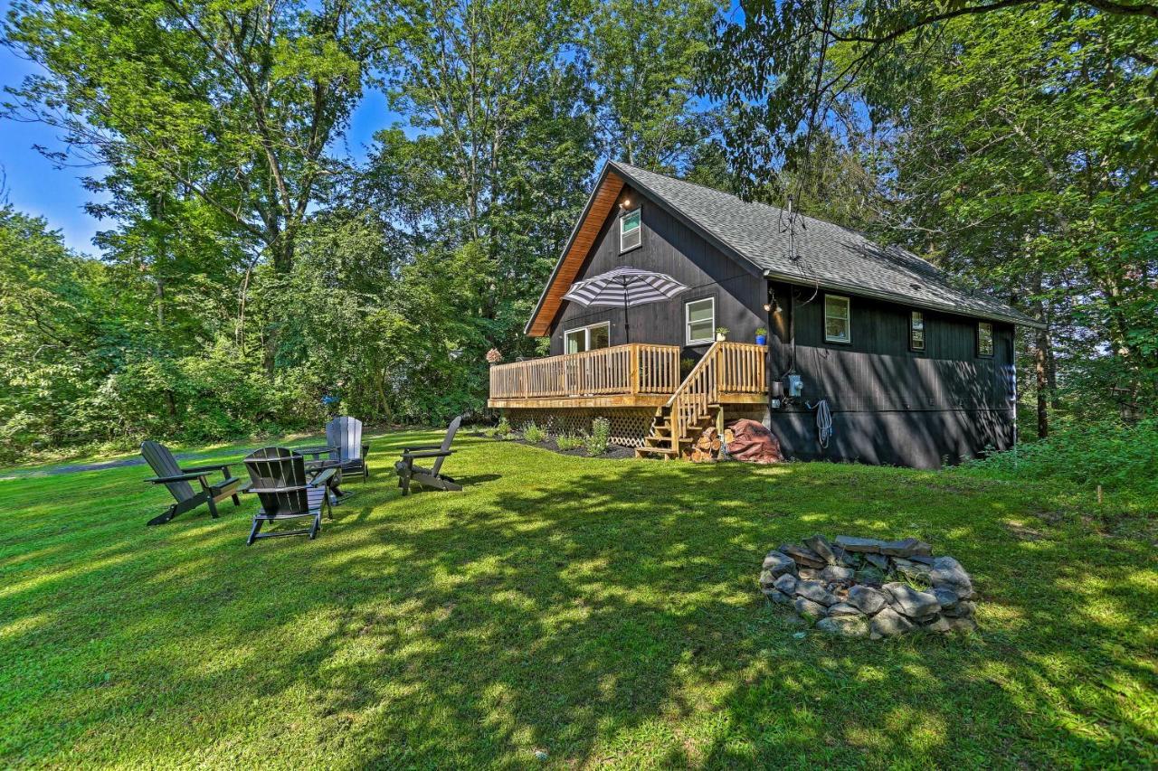 Modern East Stroudsburg Home With Deck And Gas Grill! エクステリア 写真