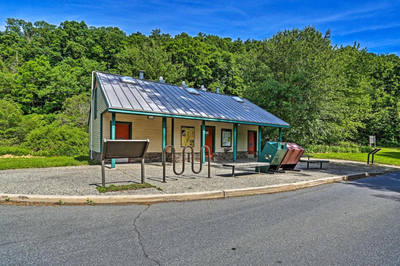 Modern East Stroudsburg Home With Deck And Gas Grill! エクステリア 写真